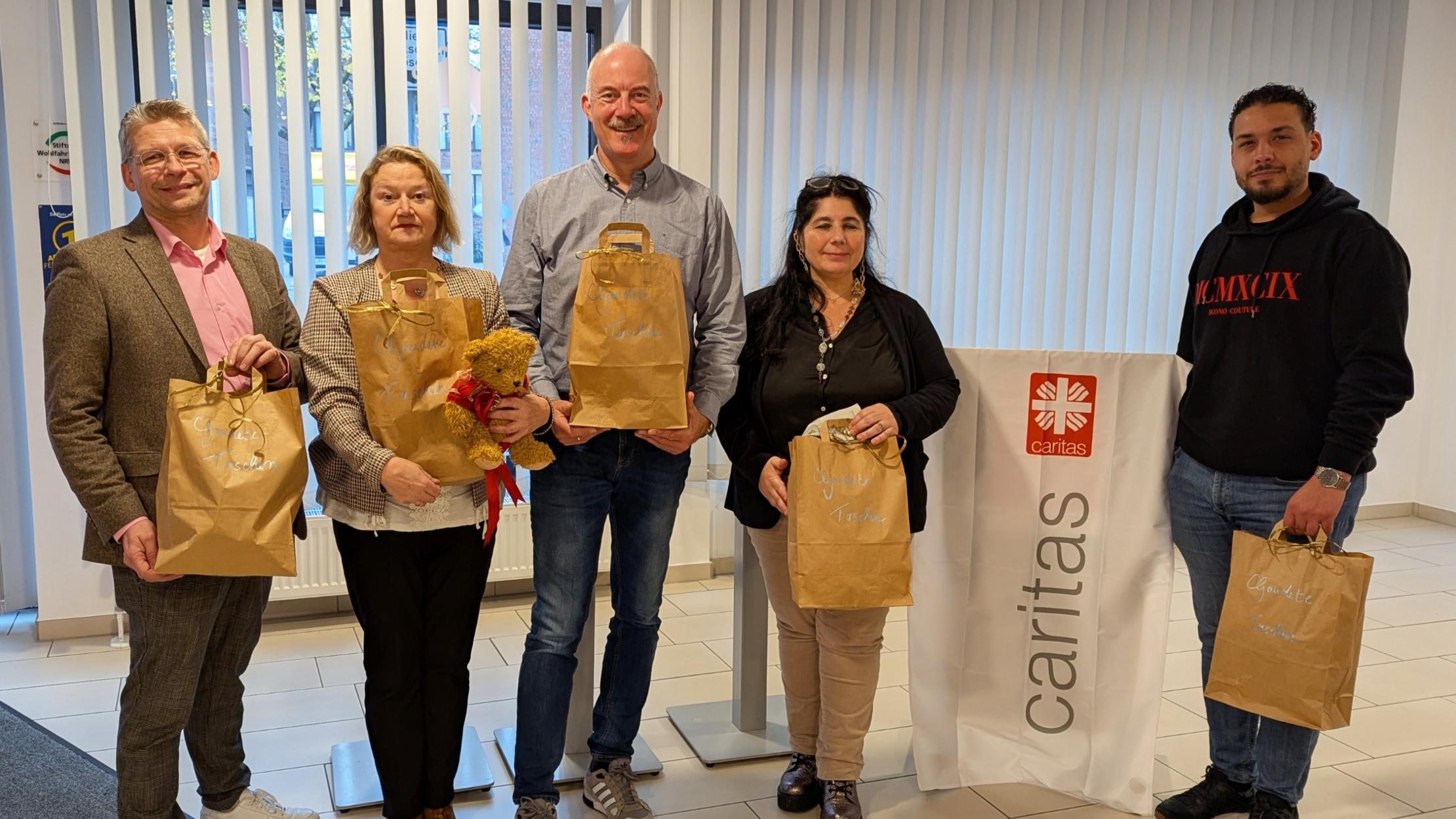 Peter Schwack (Vorstand), Christel Mers (Gemeindecaritas), Björn Salomon (Präsident Lionsclub Nordwest – Münsterland), Carmen Esposito-Stumberger und Mohammad Anouz (beide Integrationslotsenprojekt Ahaus).