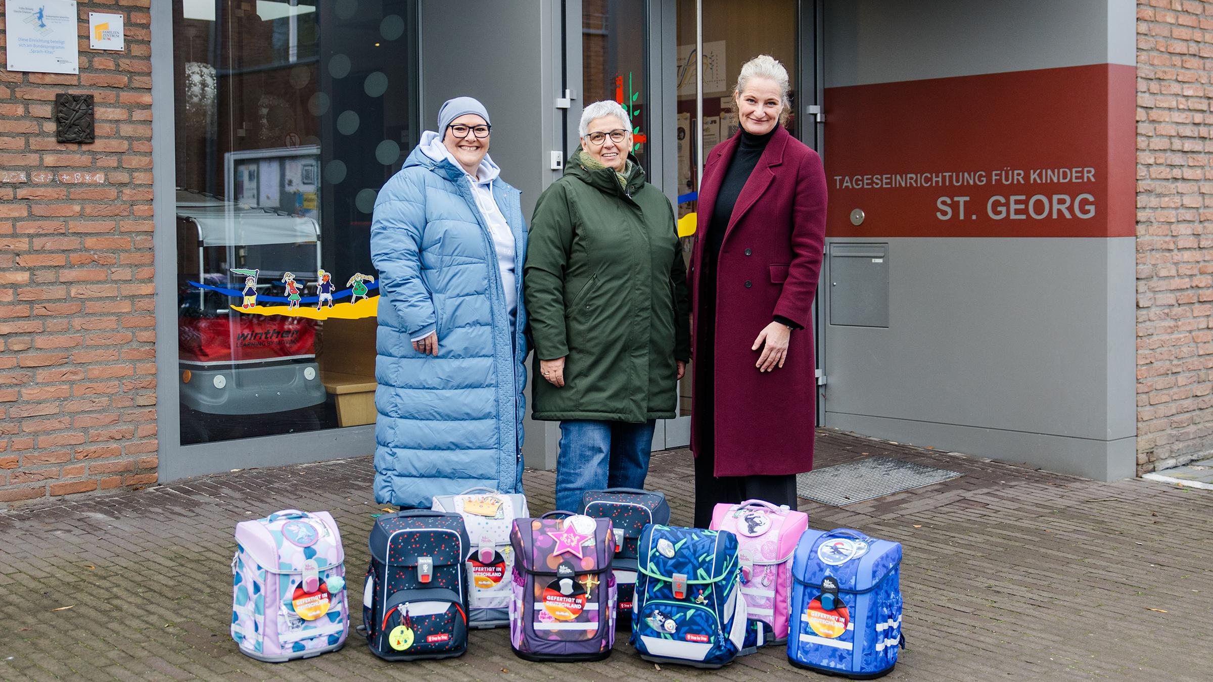 Silke Uelsmann, Doris Becking und Anne Terrahe bei der Tornisterübergabe.