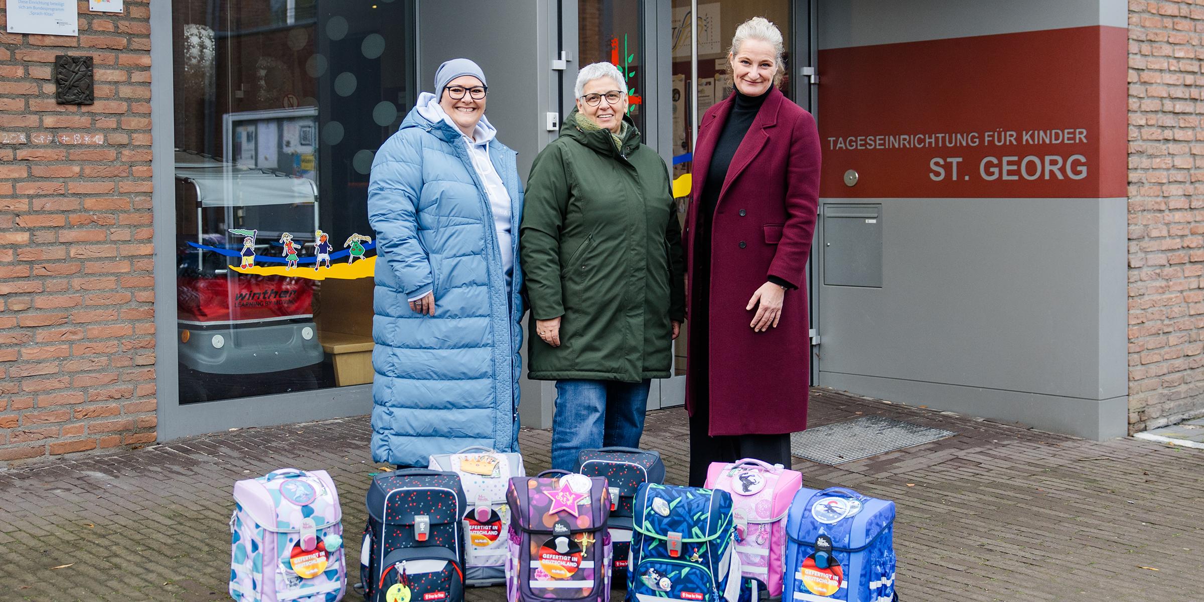 Silke Uelsmann, Doris Becking und Anne Terrahe bei der Tornisterübergabe.