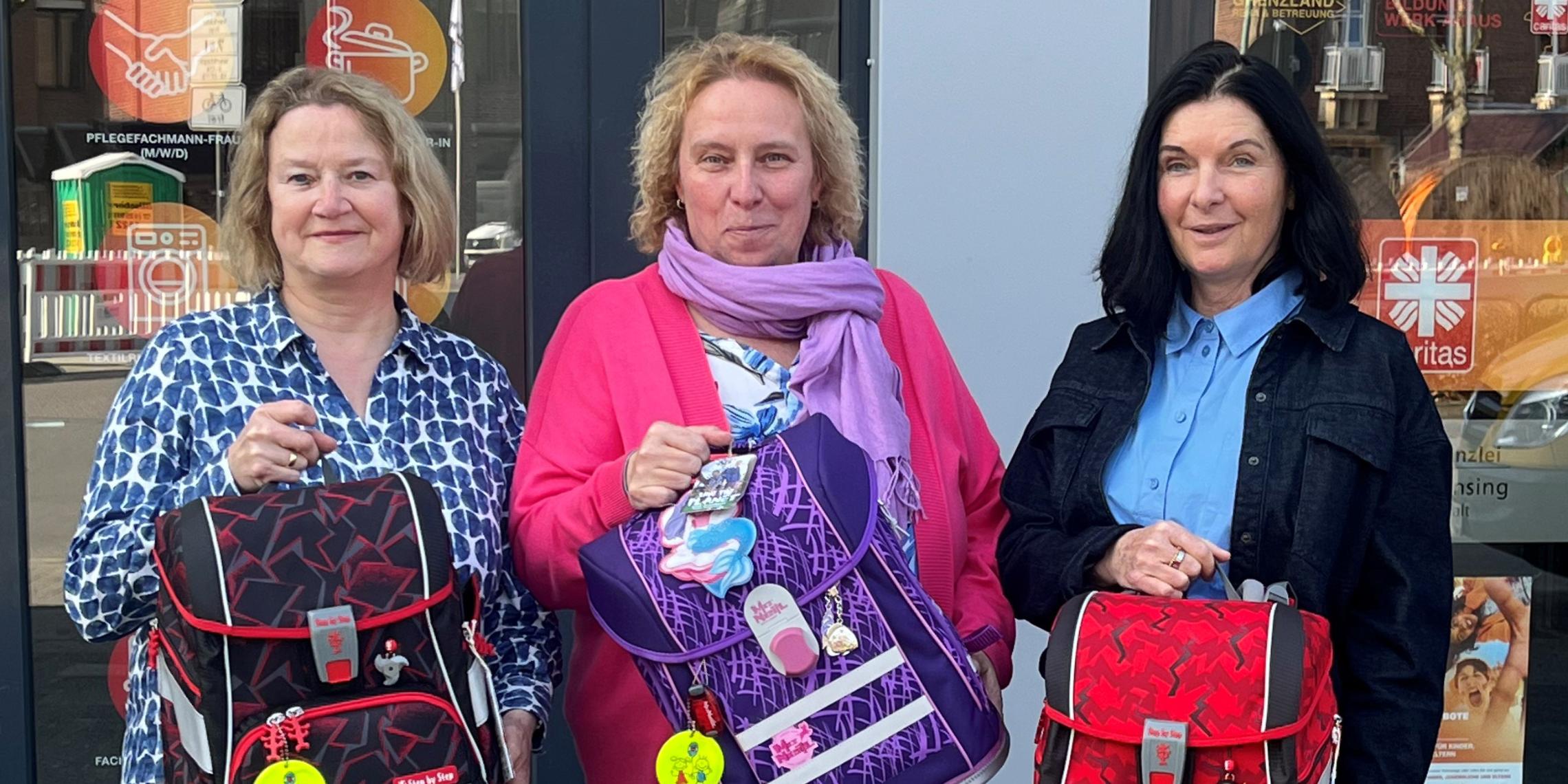 Christel Mers (l.) von der Gemeindecaritas Ahaus mit den Kita-Leiterinnen Stefanie Dües und Gabriele Gericks.