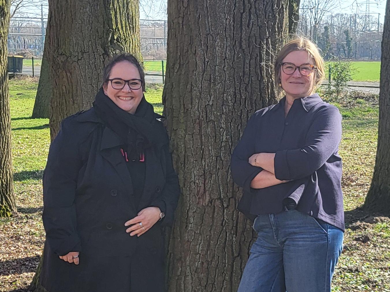 Silke Uelsmann (Caritasverband) und Ulrike Terhaar (SkF) präsentierten in der Stadtbücherei Gronau eine Fotoausstellung mit Gronauer „Frauen, die Mut machen“.