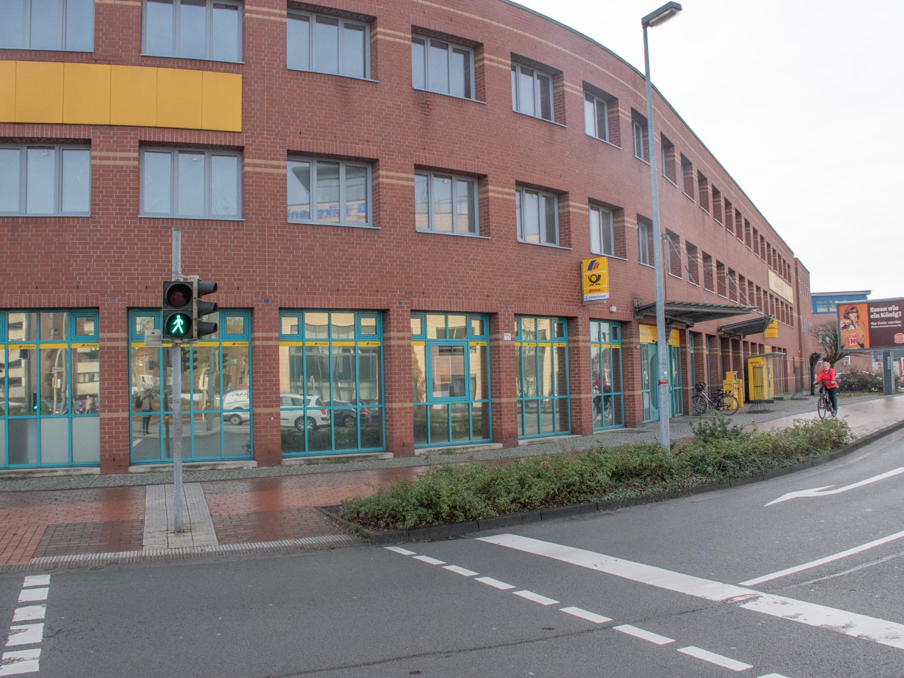 Die Rahmenfarbe zeigt den Unterschied: Im 1. und 2. Obergeschoss der alten Post sind neue Fenster eingebaut worden.