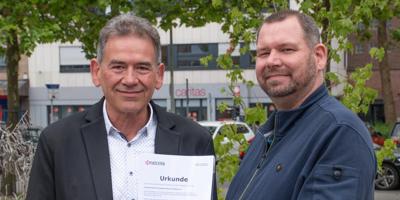 Jörg Mehlgarten (l) von Kyocera Deutschland bei der Übergabe der Urkunde an IT-Mitarbeiter Dirk Heming.