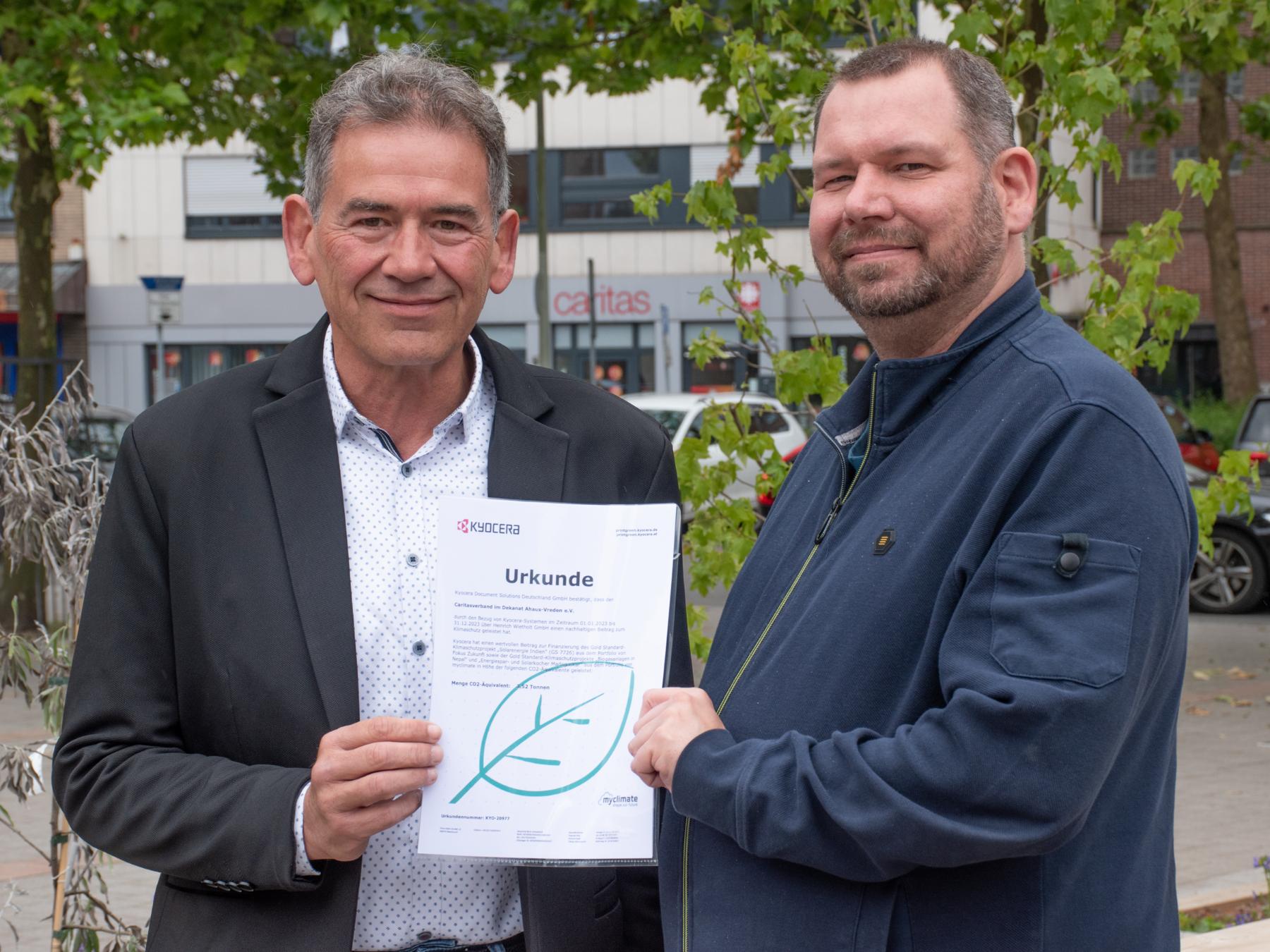 Jörg Mehlgarten (l) von Kyocera Deutschland bei der Übergabe der Urkunde an IT-Mitarbeiter Dirk Heming.