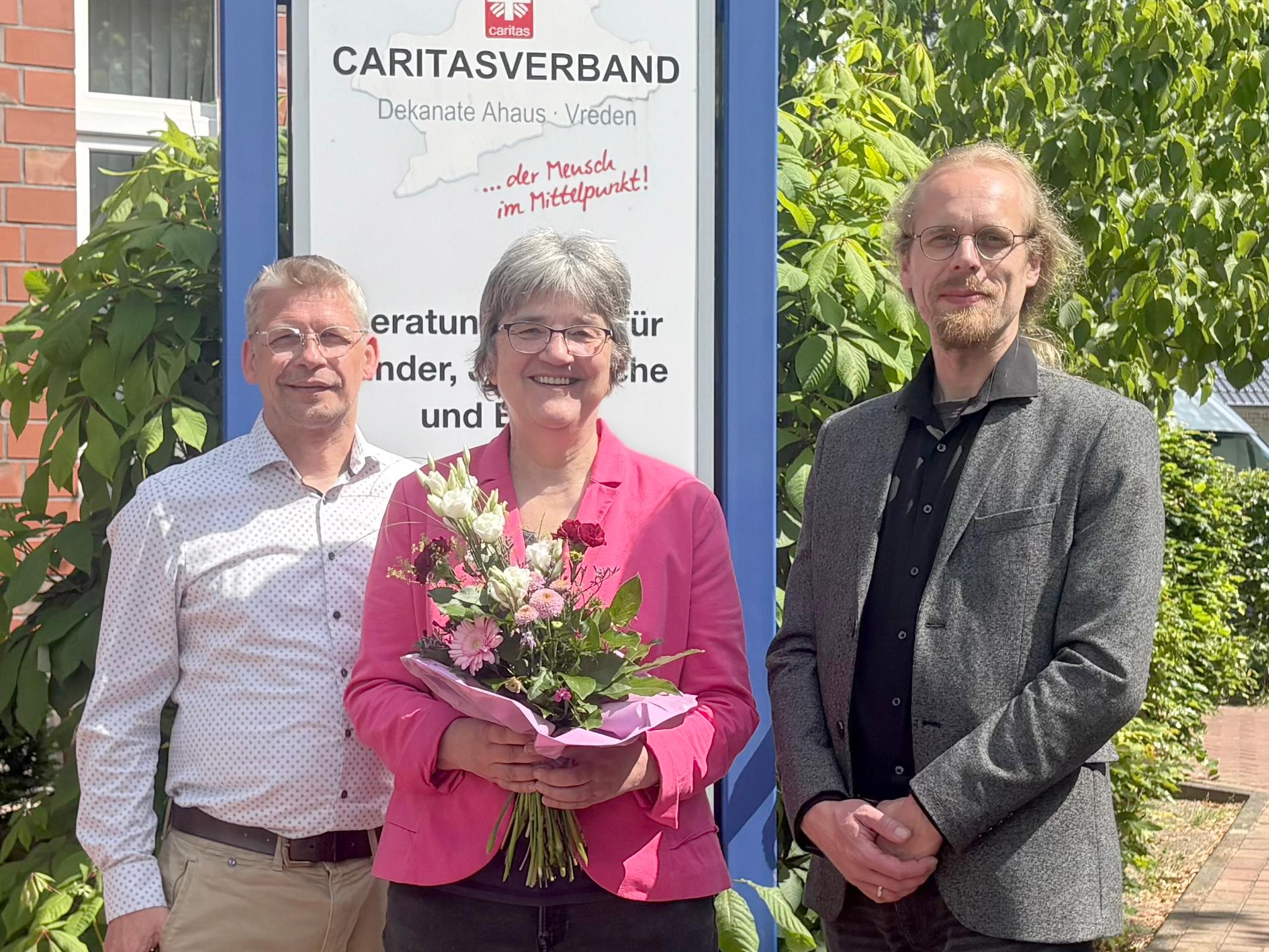 Caritas-Vorstand Peter Schwack, Uta Diekmann und Standortsprecher Christoph Muckelmann (v.r.).