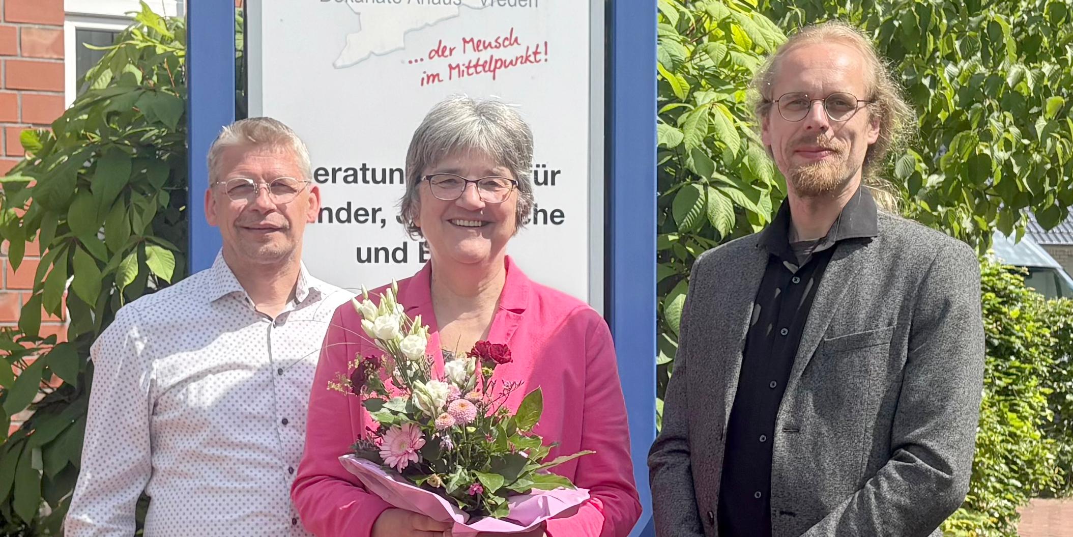 Caritas-Vorstand Peter Schwack, Uta Diekmann und Standortsprecher Christoph Muckelmann (v.r.).