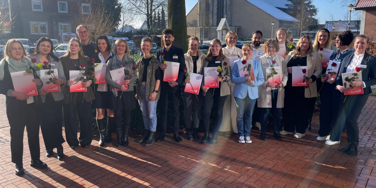 Die Absolventinnen und Absolventen der Weiterbildung zur „Verantwortlichen Pflegefachkraft“.