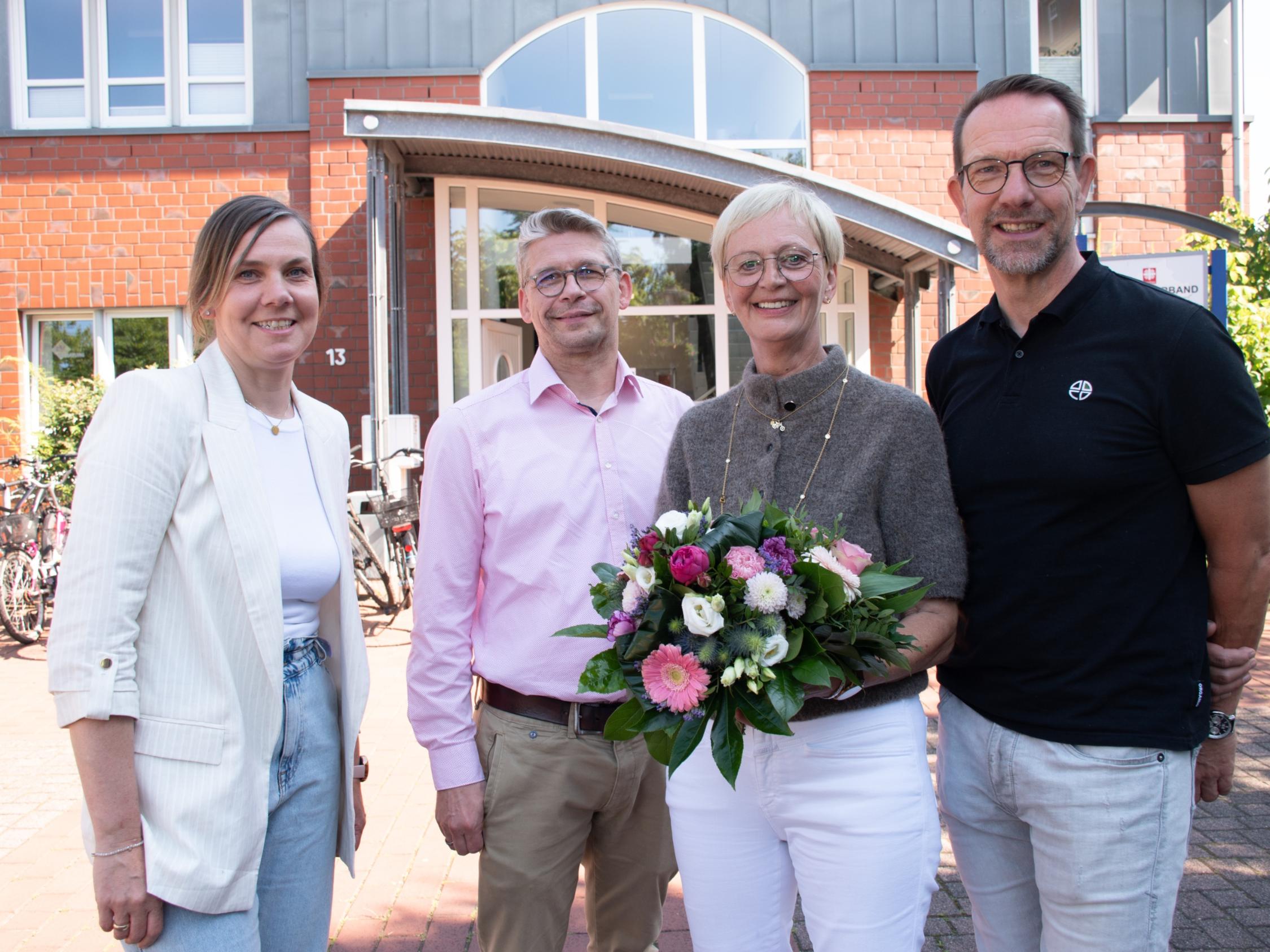 Brigitte Timmer (2.v.r.) mit ihrer Nachfolgerin Marion Alfert, Caritas-Vorstand Peter Schwack und Bereichsleiter Thomas Berning (v.l.)