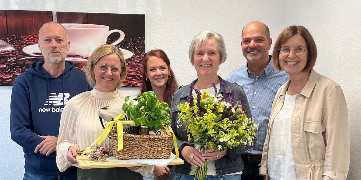 Inge Hörnschemeyer (3.v.r.) wurde von Kolleginnen und Kollegen in den Ruhestand verabschiedet.