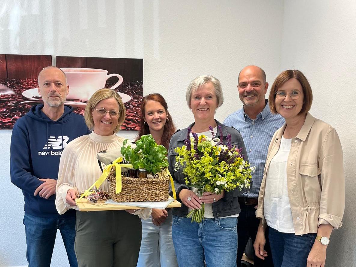 Inge Hörnschemeyer (3.v.r.) wurde von Kolleginnen und Kollegen in den Ruhestand verabschiedet.