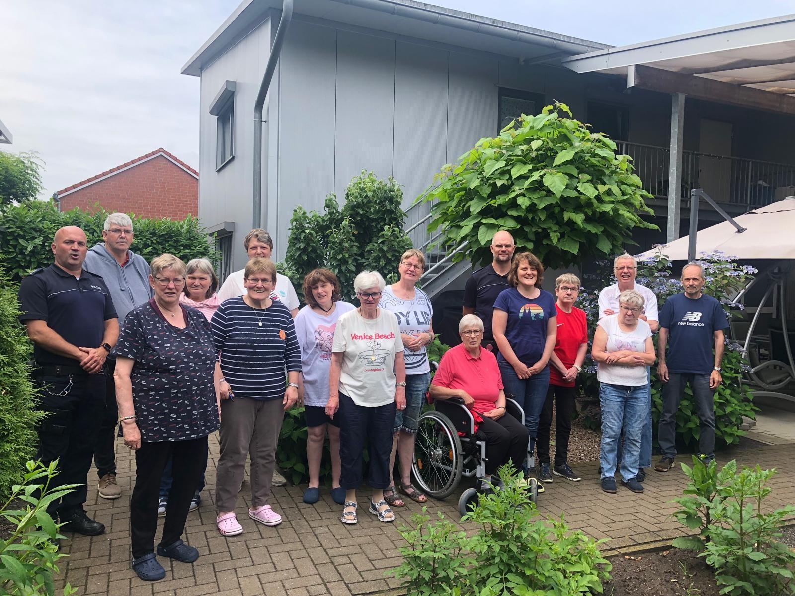 Bewohnerinnen und Bewohner des Dr.-Jürgen-Westphal-Hauses und des Ludwig-Bringemeier-Hauses nahmen an einem Verkehrssicherheitstraining teil.