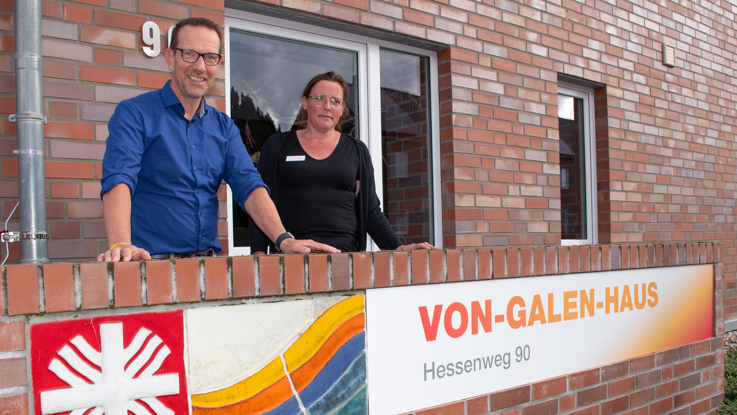 Thomas Berning (Bereichsleiter Eingliederungshilfe) und Wohnstättenleiterin Marlies an Haack am Von-Galen-Haus.