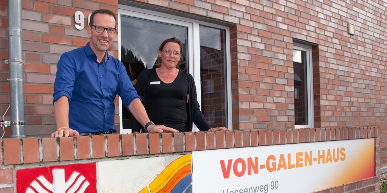Thomas Berning (Bereichsleiter Eingliederungshilfe) und Wohnstättenleiterin Marlies an Haack am Von-Galen-Haus.