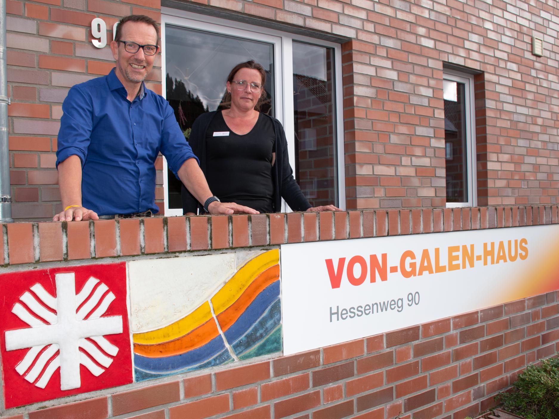 Thomas Berning (Bereichsleiter Eingliederungshilfe) und Wohnstättenleiterin Marlies an Haack am Von-Galen-Haus.