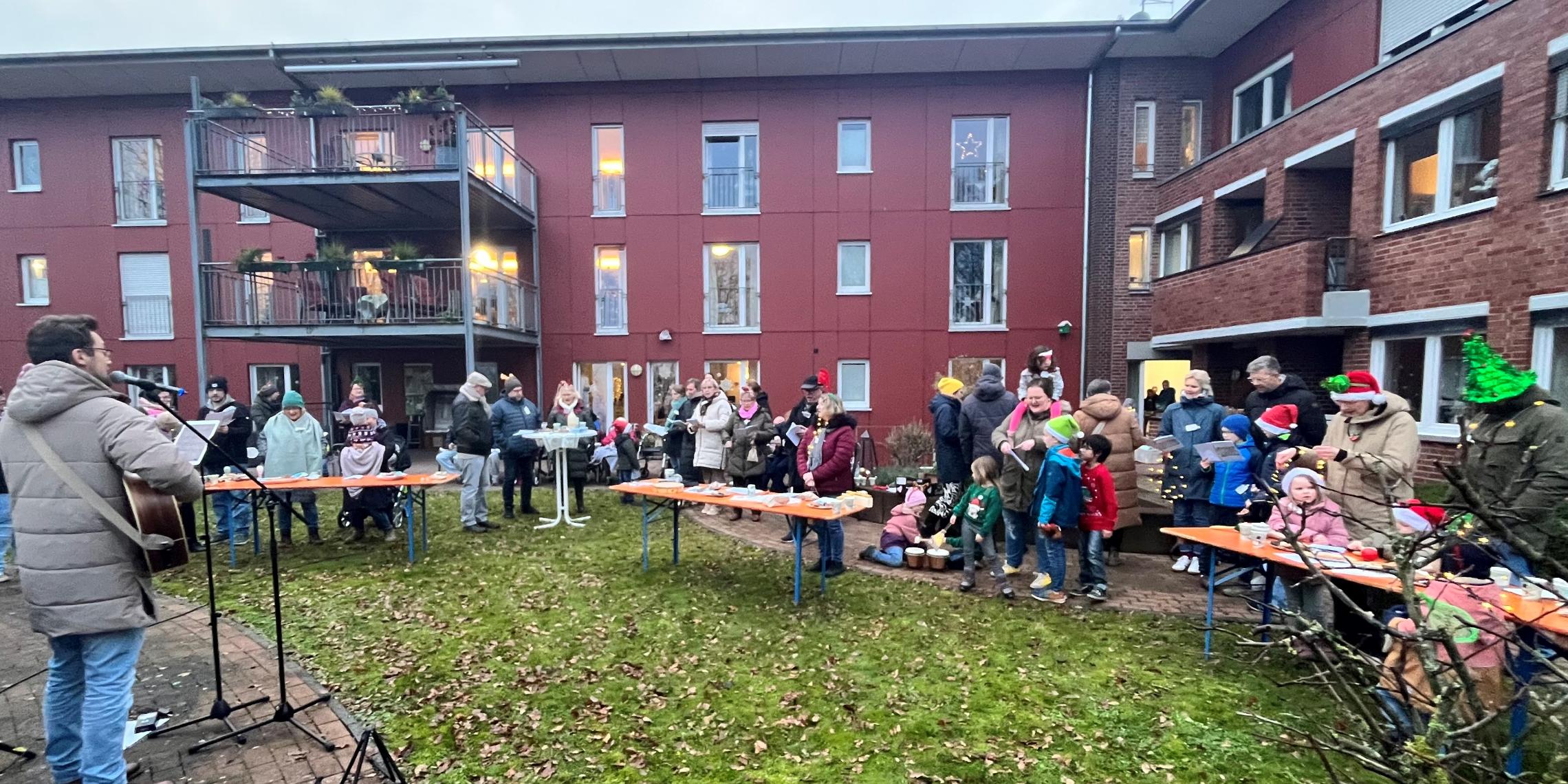 „Caritas singt“: im Garten des Seniorenheims St. Ludgerus stimmten sich Bewohner und Gäste musikalisch auf Weihnachten ein.