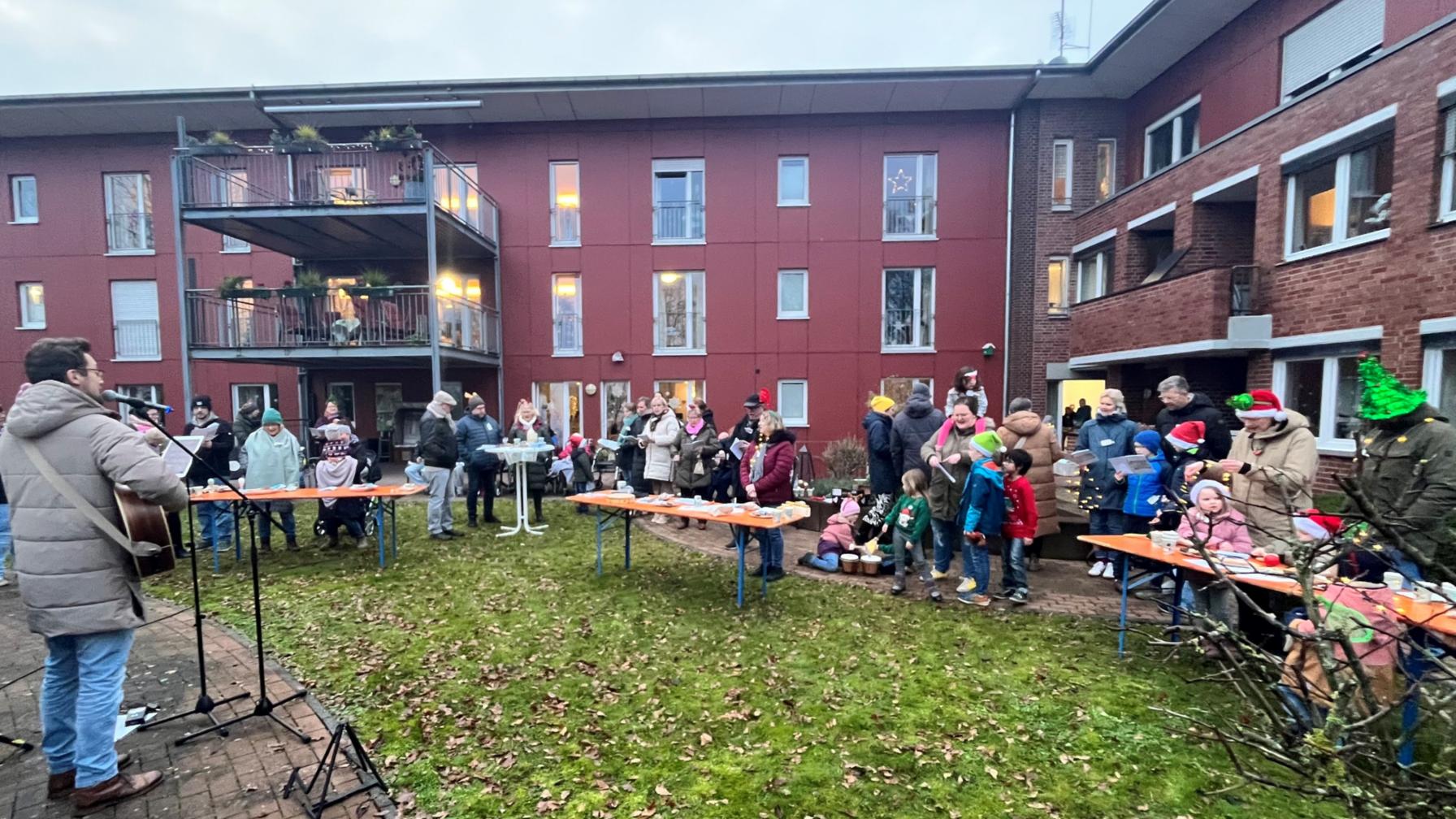 „Caritas singt“: im Garten des Seniorenheims St. Ludgerus stimmten sich Bewohner und Gäste musikalisch auf Weihnachten ein.