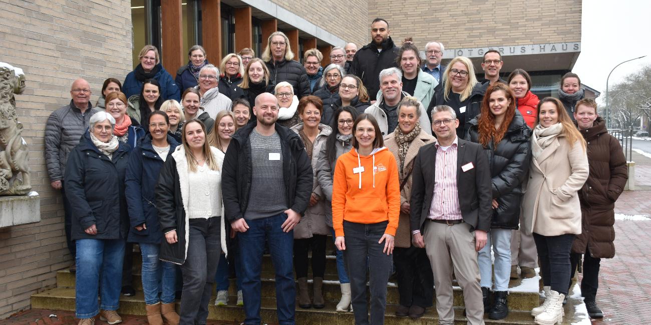 Willkommenstag: Das Bild zeigt neue Mitarbeitende und Führungskräfte des Caritasverbandes Ahaus-Vreden.