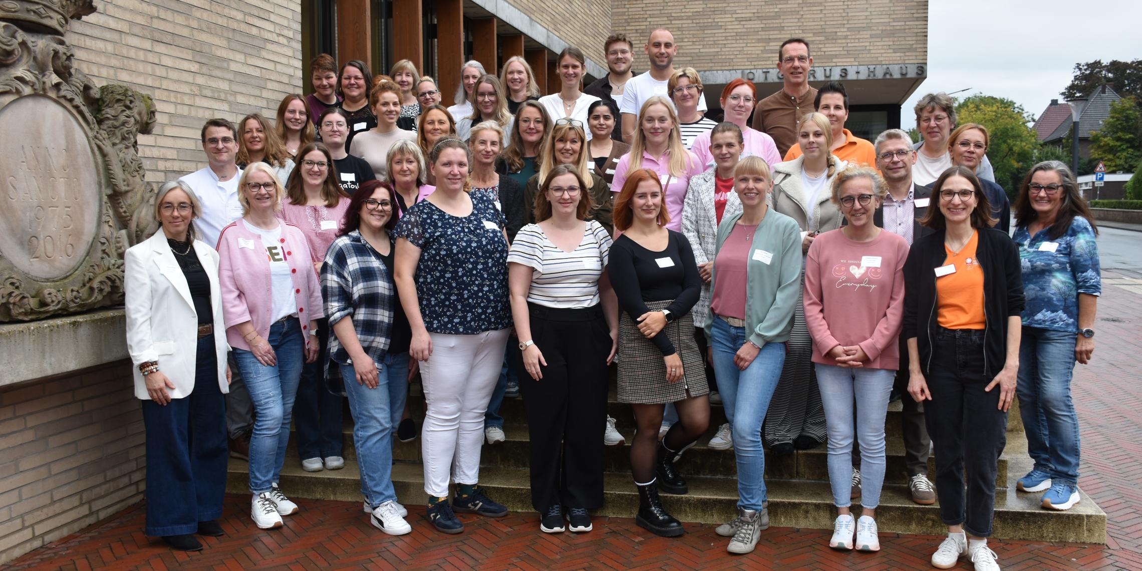 Willkommenstag: Das Bild zeigt neue Mitarbeitende und Führungskräfte des Caritasverbandes Ahaus-Vreden.