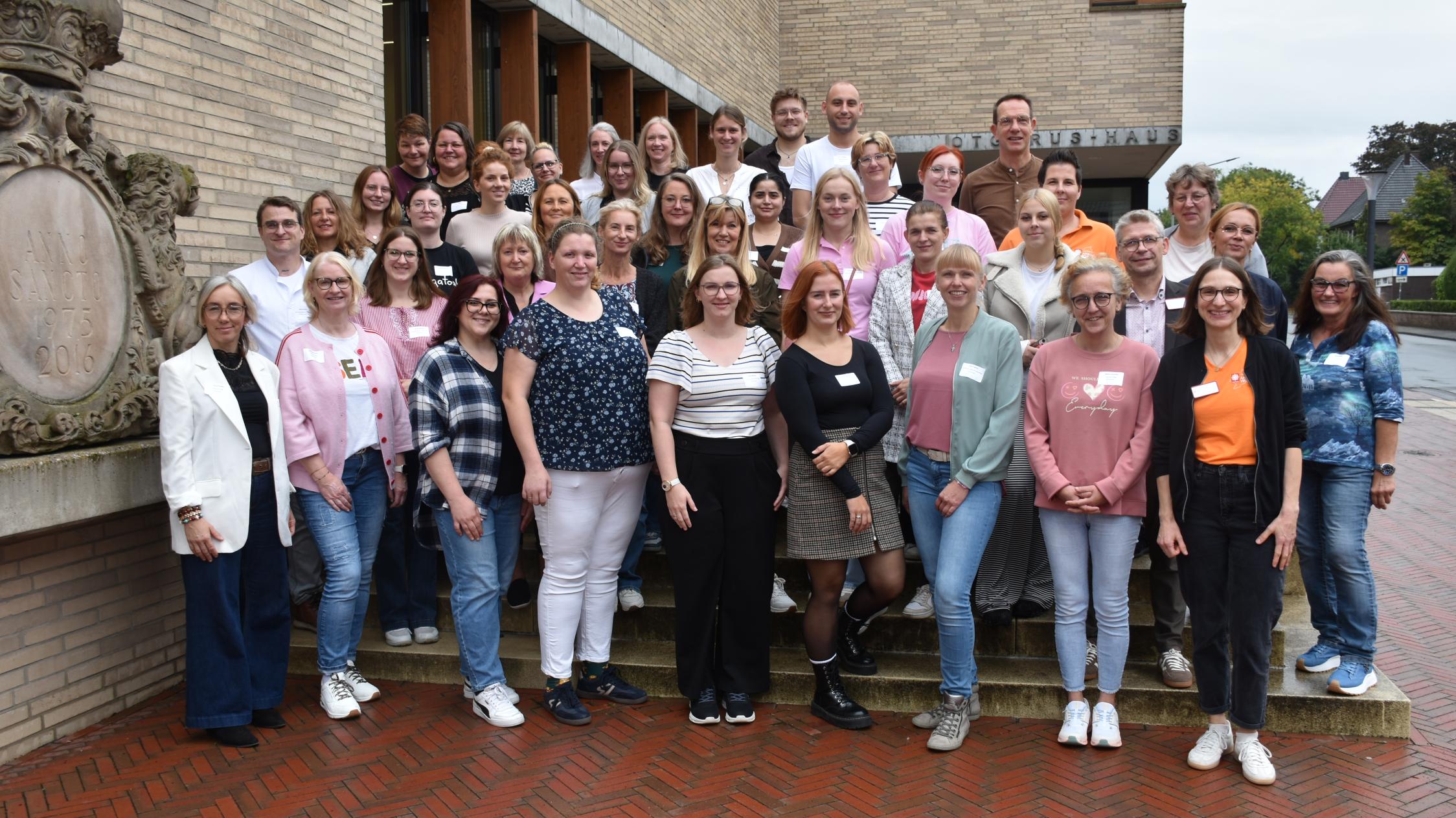 Willkommenstag: Das Bild zeigt neue Mitarbeitende und Führungskräfte des Caritasverbandes Ahaus-Vreden.