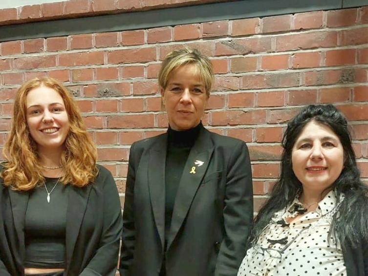 Hannah Wessendorf, NRW-Ministerin Mona Neubaur und Carmen Esposito-Stumberger (v.l.).