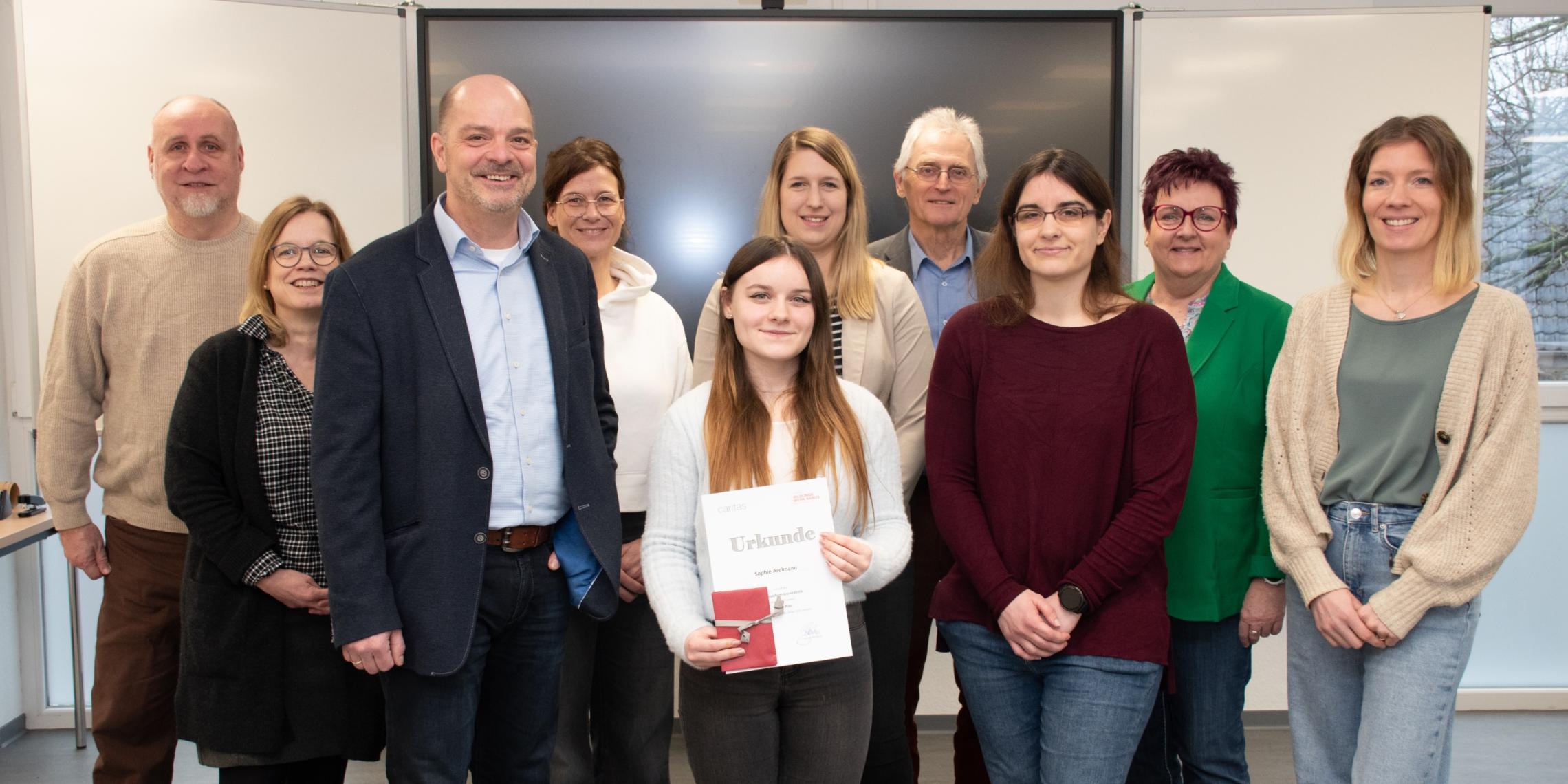 Preisträgerin Sophie Arelmann und die Mitglieder der E-Learning-AG des Caritas Bildungswerkes.