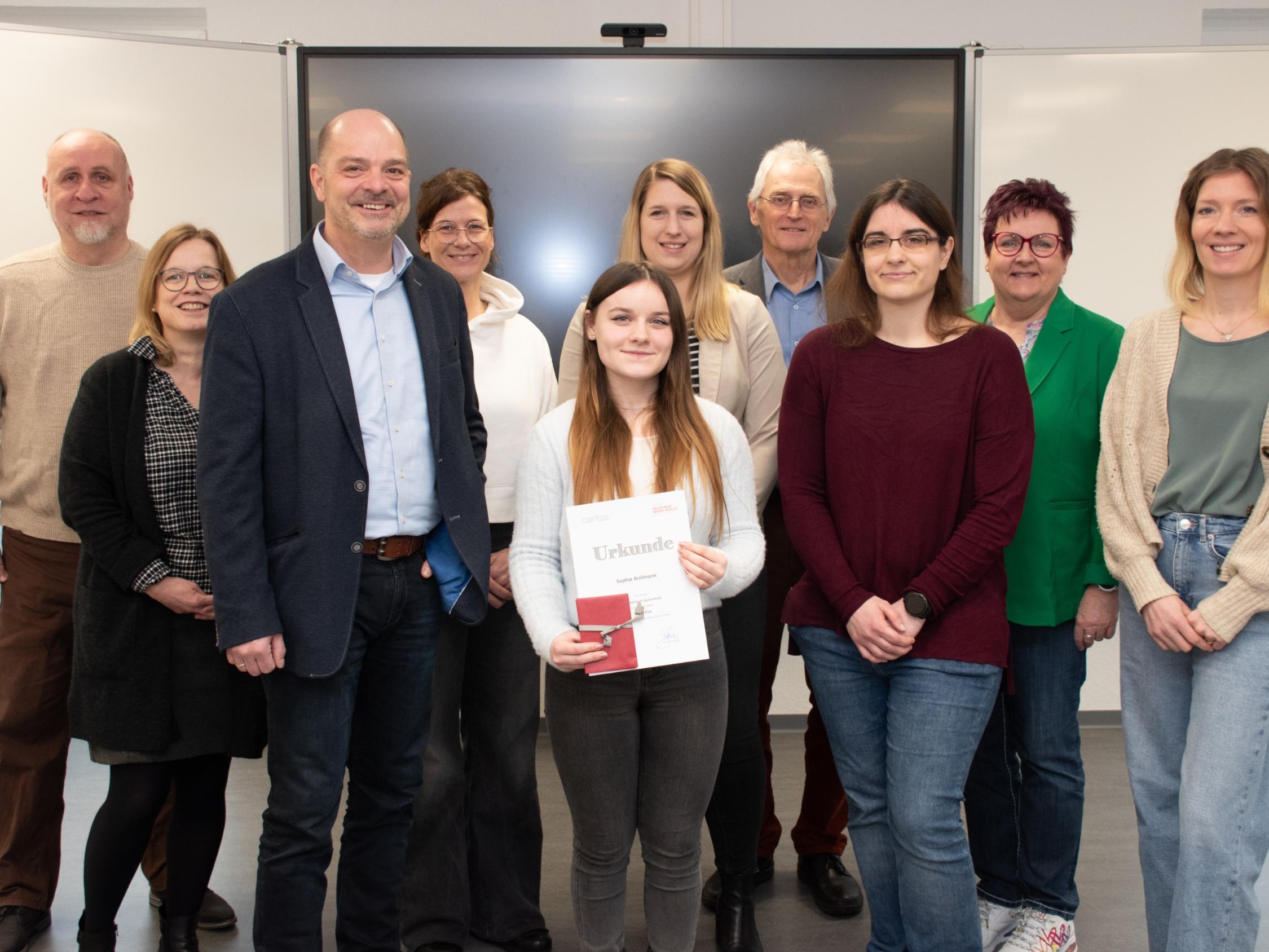 Preisträgerin Sophie Arelmann und die Mitglieder der E-Learning-AG des Caritas Bildungswerkes.