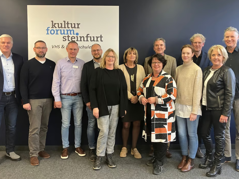 Sie machen sich für eine Pflegeausbildung am Standort Steinfurt-Borghorst stark (v.l.): Leonhard Decker (Pflegeprokurist, UKM Marienhospital Steinfurt), Michael Stieber (Verwaltungsleiter, Kulturforum Steinfurt), Oliver Hordt (Einrichtungsleiter, Seniorenzentrum Edith-Stein-Haus in Altenberge), Björn Kölking (Personalleiter, Domus Caritas), Beate Hattrup (Zweigstellenleiterin, Caritas Bildungszentrum Rheine), Dr. Barbara Herrmann (Direktorin, KulturForumSteinfurt), Claudia Bögel-Hoyer (Bürgermeisterin, Stadt Steinfurt), Burkhard Baumann (Geschäftsführer, Domus Caritas gGmbH), Jennifer Hues (Pflegedienstleiterin, UKM Marienhospital Steinfurt), Hans Schröder (Technischer Beigeordneter, Stadt Steinfurt), Petra Berger (Schulleiterin, Caritas Bildungszentrum Rheine), Clemens Schulze Beiering (Einrichtungsleiter Seniorenzentrum Heinrich-Roleff-Haus in Borghorst).