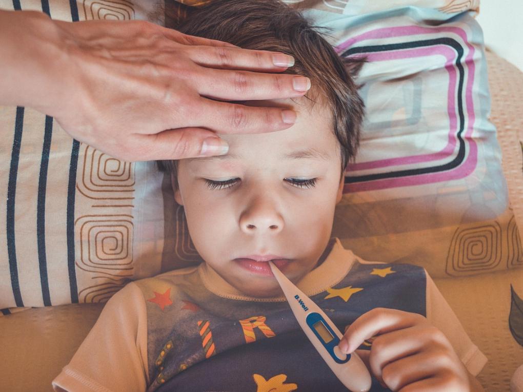Pro Kind und Elternteil stehen Familien in den Jahren 2024 und 2025 nun 15 bezahlte Kinderkrankentage zu. Für Alleinerziehende entsprechend 30 Tage. Vor der Coronapandemie waren es 10 Tage.