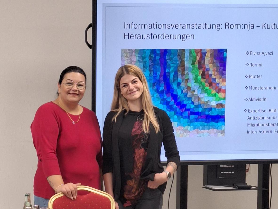 Nevin Geveler (r.) von der Beratungsstelle für zugewanderte Menschen aus Südosteuropa mit der Referentin Elvira Ajvazi.