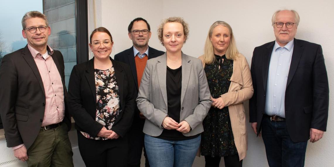 Peter Schwack (Caritas), Sarah Lahrkamp (SPD-MdB), Hans-Peter Merzbach (Caritas), Nadine Heselhaus (SPD-MdB), Nina Andrieshen (SPD-MdL) und Matthias Wittland (Caritas)