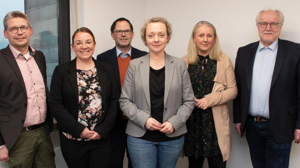 Peter Schwack (Caritas), Sarah Lahrkamp (SPD-MdB), Hans-Peter Merzbach (Caritas), Nadine Heselhaus (SPD-MdB), Nina Andrieshen (SPD-MdL) und Matthias Wittland (Caritas)