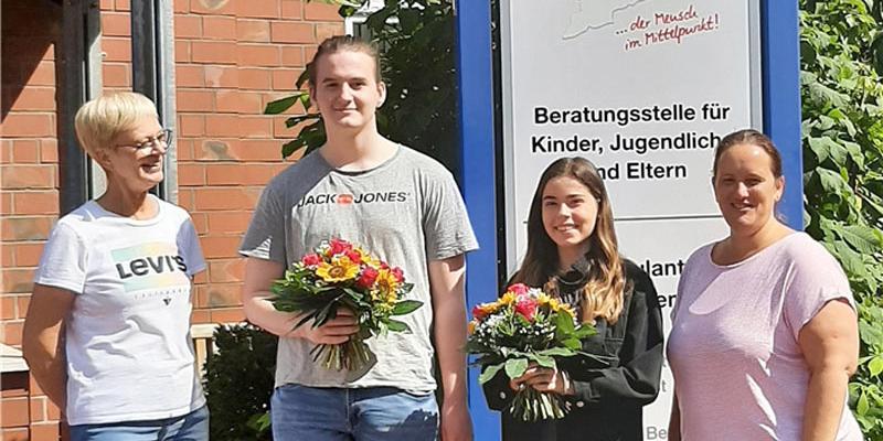 Lina Bajorath (Foto 2.v.r.) und Tobias Gelking (2.v.l.) sind neue Bundesfreiwilligendienstleistende beim Familienunterstützenden Dienst (FUD) des Caritasverbandes Ahaus-Vreden. FUD-Leiterin Brigitte Timmer (l.) und Sandra Driezen (r., Organisatorin Schulassistenz) hießen die beiden beim FUD willkommen.