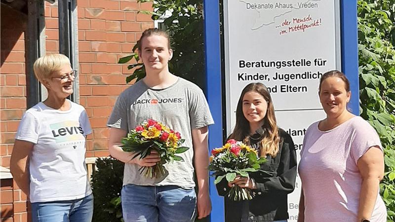Lina Bajorath (Foto 2.v.r.) und Tobias Gelking (2.v.l.) sind neue Bundesfreiwilligendienstleistende beim Familienunterstützenden Dienst (FUD) des Caritasverbandes Ahaus-Vreden. FUD-Leiterin Brigitte Timmer (l.) und Sandra Driezen (r., Organisatorin Schulassistenz) hießen die beiden beim FUD willkommen.