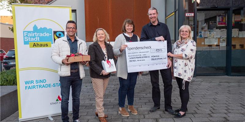 Auf dem Foto der Spendenübergabe sind (v.l.) zu sehen: Dr. Khalil Malyar (Palliativmed. Konsiliardienst Kreis Borken I), Christel Mers (Caritasverband Ahaus-Vreden), Monika Schnellenbach (Kinderkrebshilfe Münster e.V), Nikolas Geschwill (städt. Musikschule Ahaus) und Beate Hofmann (Eine-Welt-Laden).