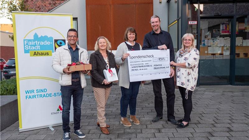 Auf dem Foto der Spendenübergabe sind (v.l.) zu sehen: Dr. Khalil Malyar (Palliativmed. Konsiliardienst Kreis Borken I), Christel Mers (Caritasverband Ahaus-Vreden), Monika Schnellenbach (Kinderkrebshilfe Münster e.V), Nikolas Geschwill (städt. Musikschule Ahaus) und Beate Hofmann (Eine-Welt-Laden).
