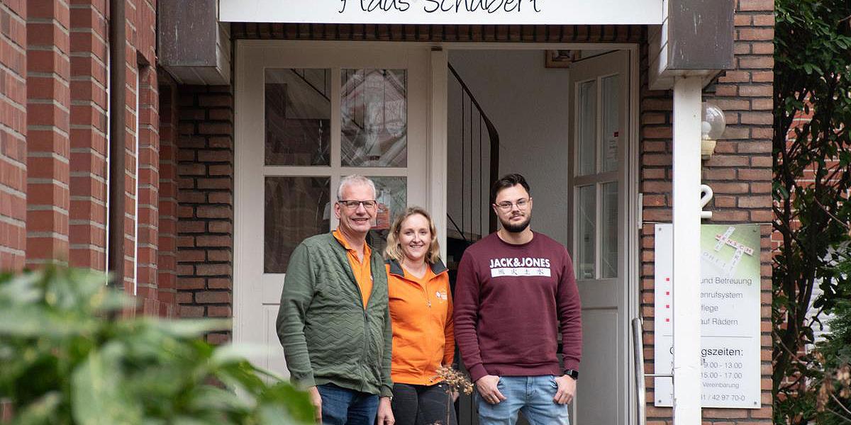 Uwe Bröcker, Inga Thoss und Daniel Hedtfeld (v.l.) vor dem Haus Schubert, in dem am 1. März das Betreuungscafé startet.