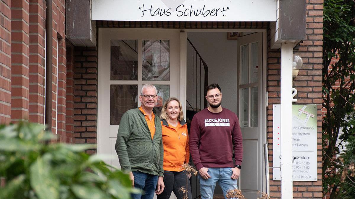 Uwe Bröcker, Inga Thoss und Daniel Hedtfeld (v.l.) vor dem Haus Schubert, in dem am 1. März das Betreuungscafé startet.