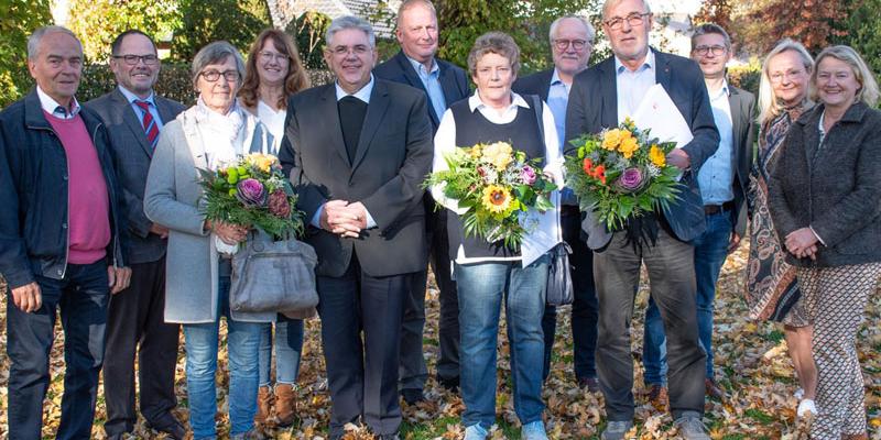 Verleihung der silbernen Ehrennadel des Deutschen Caritasverbandes: Ausgezeichnet wurden Maria Gebker (3.v.l.), Renate Grotenhoff (6.v.r.) und Josef Vennekötter (4.v.r.). Mit den Geehrten freuen sich die Caritas-Vorstände Hans-Peter Merzbach (2.v.l.), Peter Schwack (3.v.r.), Matthias Wittland (5.v.r.), Pfarrer Stefan Scho als Vorsitzender des Caritasrates sowie weitere Gremienvertreter.