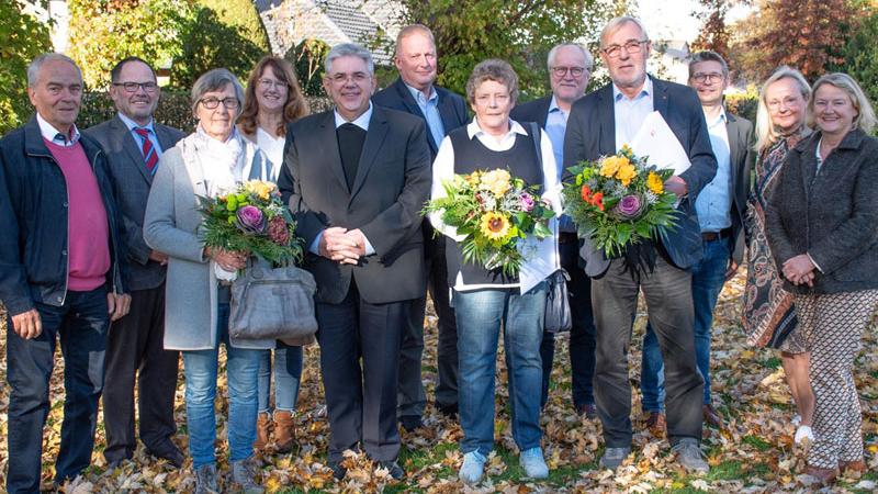 Verleihung der silbernen Ehrennadel des Deutschen Caritasverbandes: Ausgezeichnet wurden Maria Gebker (3.v.l.), Renate Grotenhoff (6.v.r.) und Josef Vennekötter (4.v.r.). Mit den Geehrten freuen sich die Caritas-Vorstände Hans-Peter Merzbach (2.v.l.), Peter Schwack (3.v.r.), Matthias Wittland (5.v.r.), Pfarrer Stefan Scho als Vorsitzender des Caritasrates sowie weitere Gremienvertreter.