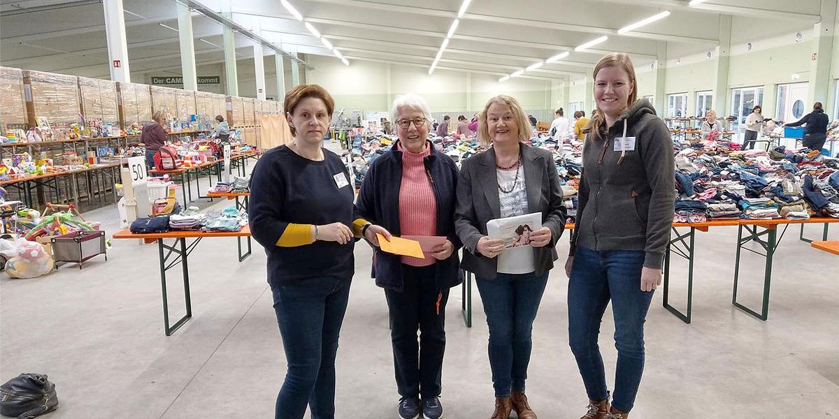 Das Foto zeigt v.l.: Anke Alteeping (KAB-Kleiderbörse, Irmgard Laarveld und Christel Mers (beide Ukraine-Hilfe Heek) und Carolin Hartmann (KAB-Kleiderbörse).