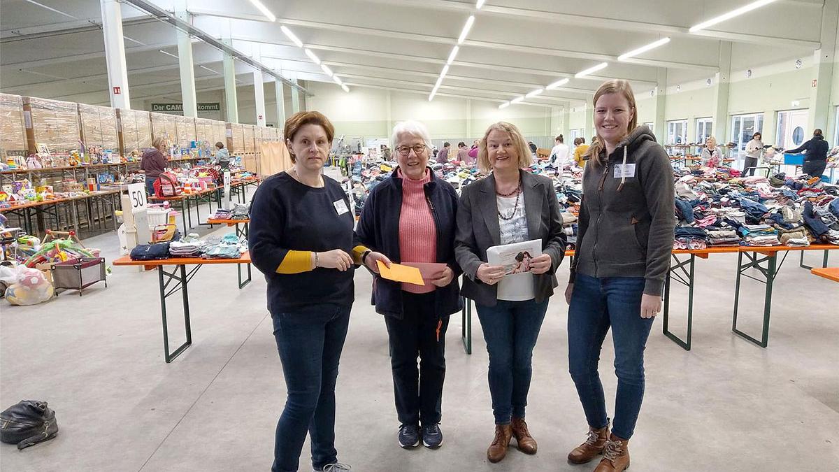 Das Foto zeigt v.l.: Anke Alteeping (KAB-Kleiderbörse, Irmgard Laarveld und Christel Mers (beide Ukraine-Hilfe Heek) und Carolin Hartmann (KAB-Kleiderbörse).