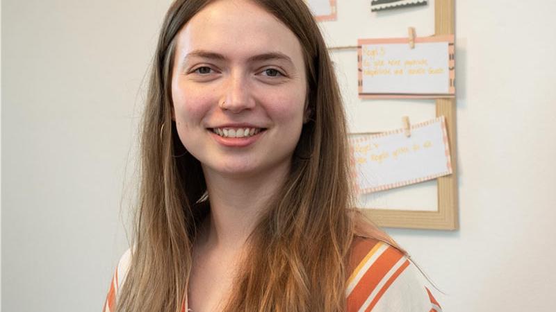 Sarah Huwe berät betroffene Kinder und Jugendliche, Familien und Helfersysteme wie Fachkräfte und Schulsozialarbeitende.