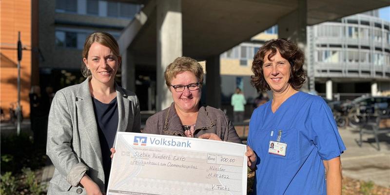 Das Foto zeigt v.l.: Sabrina Schulz (Referentin Fundraising im Clemenshopital, Valentina Fuchs und Birgit Batenhorst (Kinderkrankenschwester).