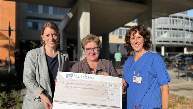 Das Foto zeigt v.l.: Sabrina Schulz (Referentin Fundraising im Clemenshopital, Valentina Fuchs und Birgit Batenhorst (Kinderkrankenschwester).